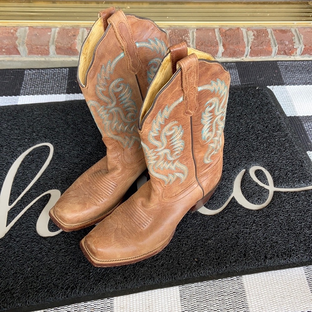 Boots - Picture 3 of 5